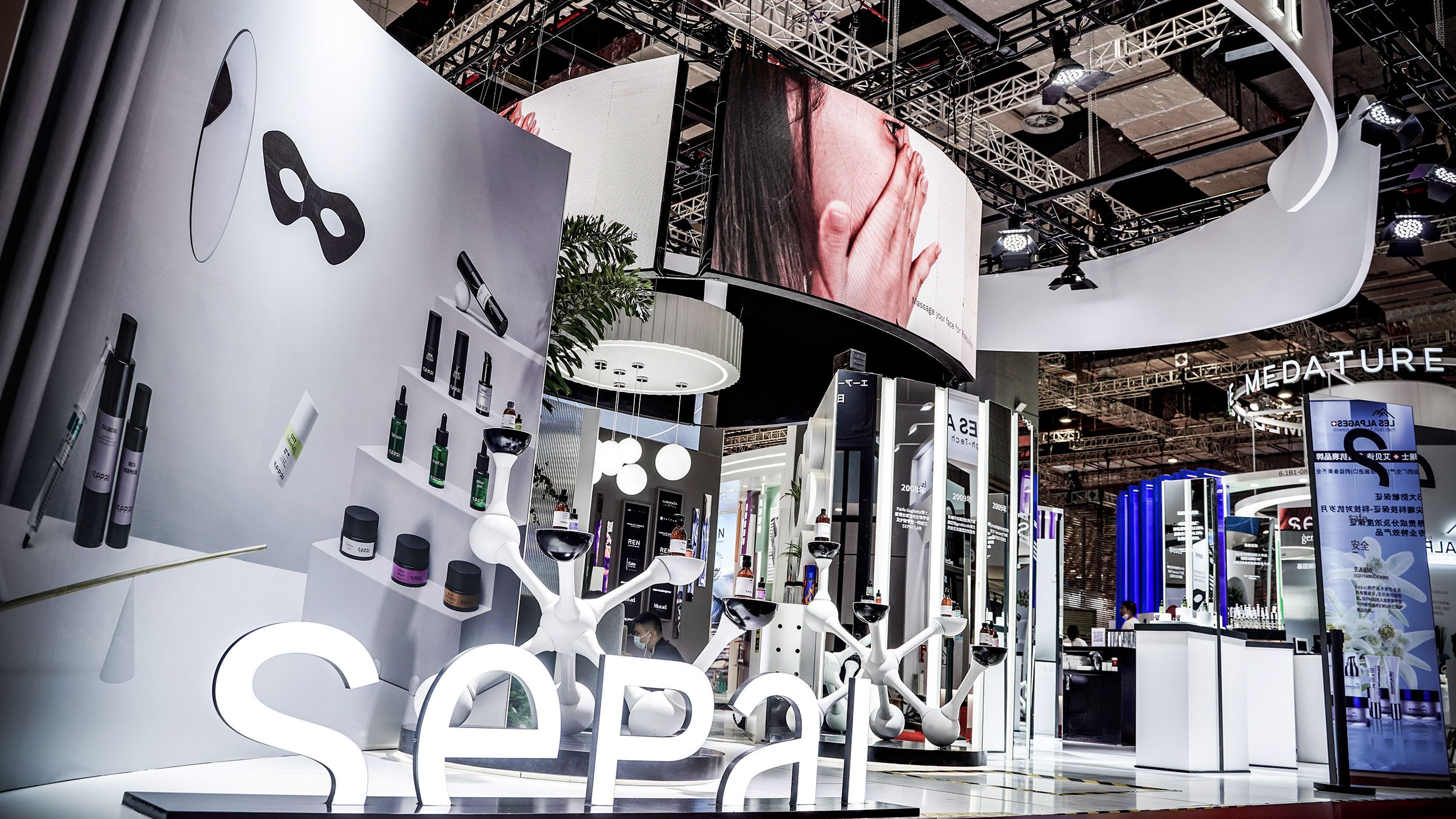 上海展臺(tái)展架搭建中的照明選擇與燈光種類，提升展品吸引力的關(guān)鍵